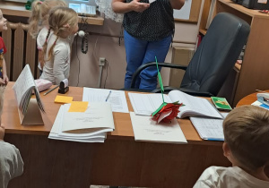 Pani Wicedyrektor pokazuje dzieciom serduszka, które dla nich wydrukowała.
