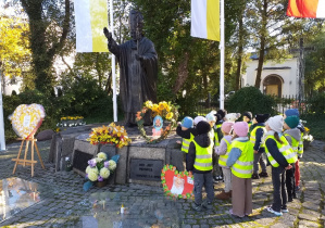 Dzieci z grupy Motylki przy pomniku papieża Jana Pawła II.