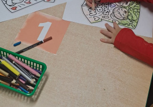 Dzieci z grupy Stokrotki kolorują kolorowankę.