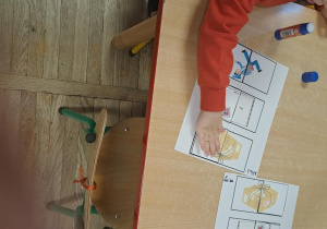 Dzieci układają połówki obrazków.