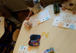 Na zdjęciu widzimy dzieci wykonujące karty pracy