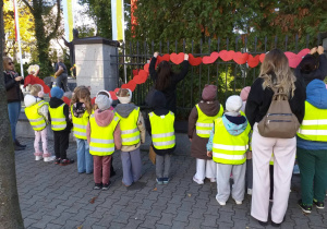 Zdjęcie przedstawia wieszanie łańcucha z serduszek