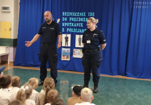 Zdjęcie przedstawia dzieci i policjantów w czasie spotkania