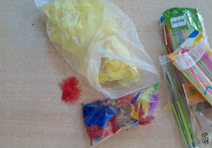 Przygotowane materiały do zabaw oddechowych z piórkami.