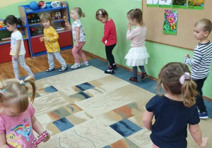 Dzieci chodzą w kółku w rączkach co drugiego dziecka widać trzymający inatrument