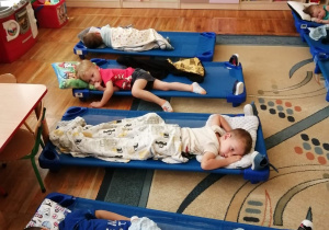 Czworo dzieci odpoczywa na magicznych leżaczkach.