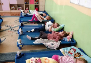 Przedszkolaki odpoczywaja na magicznych leżaczkach.