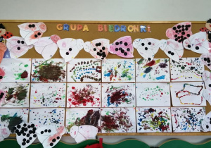 Tablica przedstawiająca kolorowe prace plstyczne najmlodszych przedszkolaków - kolorowe kropki i biedronki.