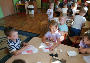 Dzieci uczestnicza w zajęciach plastycznych.