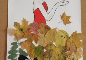 Postać Pani Jesień w sukni wyklejanej z kolorowych jesiennych liści.