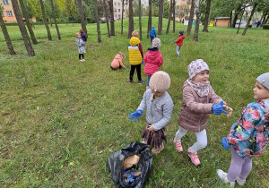 Misie chętnie uczestniczyły w sprzątaniu świata zbierając śmieci w parku