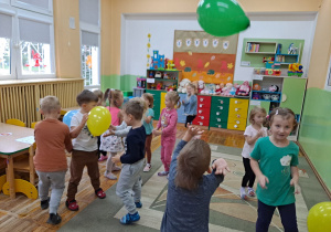 Misie w Dniu Przedszkolaka-były zabawy ruchowe, tańce, praca plastyczna. Na zdjęciu dzieci tańczą szczęśliwe z balonami do muzyki.