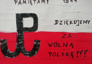 Kartka z symbolem Polska Walcząca na tle flagi Polski oraz napis Pamiętamy i Dziękujemy za wolną Polskę.