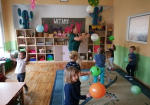 Nauczycielka wraz z dziećmi bawi się balonikami