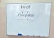 Na białej tablicy czarny napis Dzień Chłopaka.
