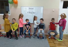 Wizyta u golibrody. Dziewczynki w roli golibrody golą brody chłopcom.