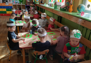W Dniu Jabłka dzieciaki z grupy Stokrotki przy stolikach wykonały pracę plastyczną "Czerwone Jabłuszko".