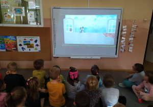 Dzieci z grupy Pszczółki oglądają spektakl o Powstaniu Warszawskim.