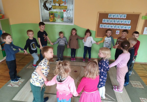 Dzieci z grupy Pszczółki śpiewają piosenkę pt. „Dzień Nauczyciela”