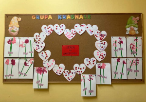 Dzieci z grupy Krasnale i Biedronki wykonały serca dla nauczycieli i kwiatowe laurki.