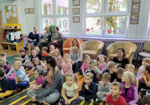 Panie Dyrektor, nauczyciele i dzieci podczas przedstawienia pt. Koszmarny Dzień Edukacji Narodowej”.