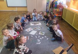 Dzieci z grupy Żabki bierze udział w zajęciach matematycznych.