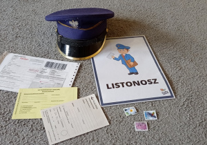 Zdjęcie przedstawia: czapkę listonosza, zdjęcia z listonoszem, trzy znaczki pocztowe oraz trzy druki pocztowe.