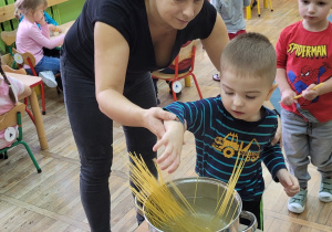 Przedszkolaki gotują makaron