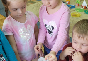 Dzieci przygotowują masę solną do pracy plastycznej