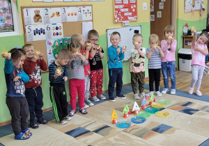Stokrotki wykonały piękne jeżyki z masy solnej i makaronu