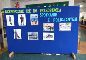 Dekoracja do uroczystości "Bezpiecznie idę do przedszkola - spotkanie z policjantem".