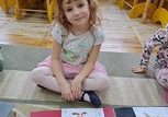 Na zdjęciu dziewczynka ułożyła puzzle z bajki ,,Czerwony Kapturek”.