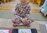 A tutaj dziewczynka z grupy „Misie” ułożyła puzzle z pięciu elementów z bajki ,,Dzwoneczek”.