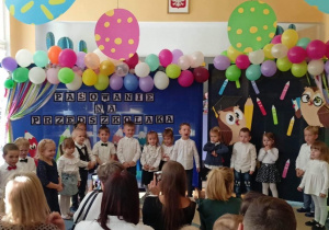Zdjęcie grupowe przedstawiające śpiewające dzieci podczas uroczystości Pasowania na Przedszkolaka.