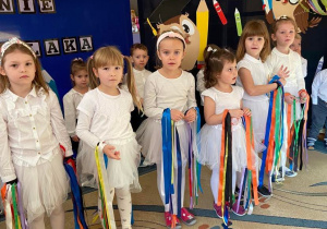 Zdjęcie przedstawia dziewczynki z koła tanecznego, które za chwilę rozpoczną swój taniec.