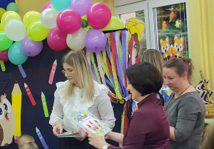 Pani Dyrektor Zespołu Szkolno-Przedszkolnego nr 9 w Bełchatowie gratuluje dzieciom występu i wręcza dzieciom pamiątkowe dyplomy z okazji ich pasowania.