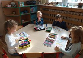 Dzieci kolorują obrazek kredek - stolik 1.