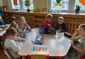 Dzieci kolorują obrazek kredek - stolik 2.