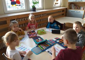 Dzieci kolorują obrazek kredek - stolik 3.