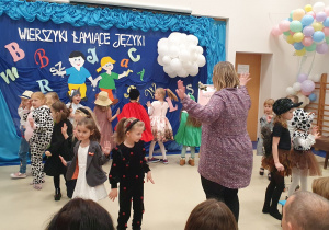Dzieci w oczekiwaniu na wyniki konkursu tańczą w kole z Panią Nauczycielką.