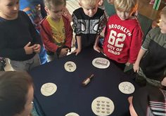 Dzieci z grupy Żabki stoją przy stoliku z wróżbami
