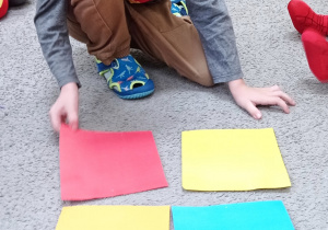 Przed chłopcem rozłożone są koperty w trzech kolorach: żółte, czerwona i zielona. Zadaniem chłopca jest wylosowanie koperty i odgadnięcie zagadki umieszczonej na odwrocie.