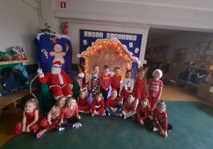 Misie – dzieci śpiewają Mikołajowi piosenkę.