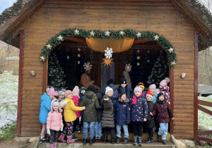 Dzieci z grupy Odkrywcy zwiedzają szopkę bożonarodzeniową.