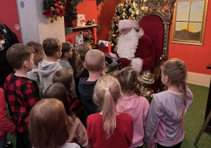 Dzieci spotykają się ze Świętym Mikołajem.