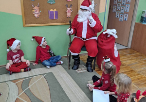 Na drugim zdjęciu dzieci grzecznie siedzą i słuchają Świętego Mikołaja.