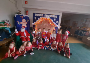 Zdjęcie grupowe dzieci z Świętym Mikołajem.