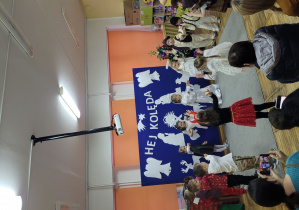 Dzieci podczas układu tanecznego do piosenki świątecznej