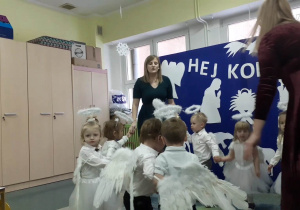 Dzieci razem z paniami tańczą na występie piosenkę w kółeczku.