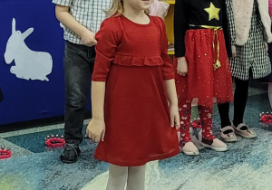 Dziewczynka w czerwonej sukience mówi swój wierszyk